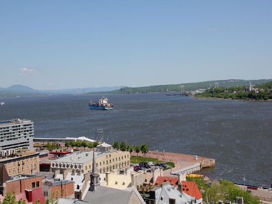 Blick auf die Unterstadt und den St. Lorenz-Strom...
