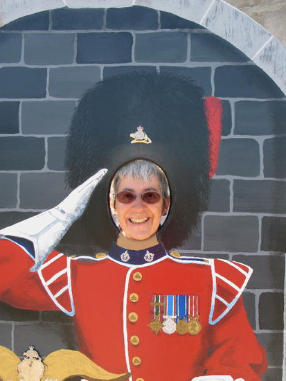 Kathrin will zum 22. Regiment, Elitetruppe der Kanadischen Armee gehen...; hier übt sie das Salutieren...; leider erst ab Juni werden hier täglich die Wachtablösungen in den Paradeuniformen zelebriert...