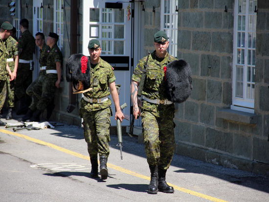 Fassen der Bärenfellmützen...