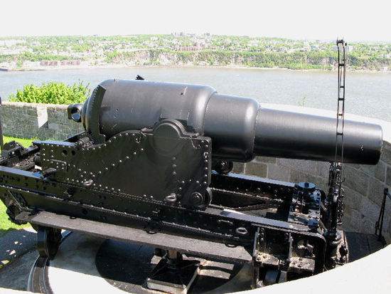 Kanonen gehören zu jeder militärischen Verteidigungsanlage...