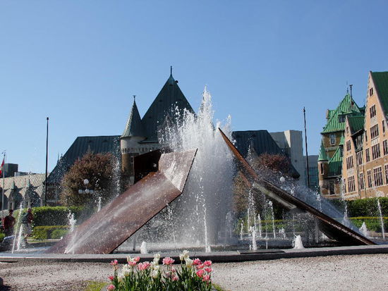 Und wir sind bereits wieder bei unserm Ausgangspunkt, dem hübschen Brunnen "die Welle"... einmal mit...