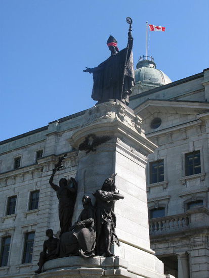 Vorbei an Monumenten...; wer hat wohl dem Bischof den roten Schal...?