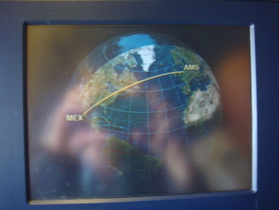 Wir fliegen von Amsterdam nach Mexico City...; eine zuvorkommende Flight Attendent verschafft uns sogar die Möglichkeit, in der vollbesetzten Boeing 747-400 nebeneinander zu sitzen...