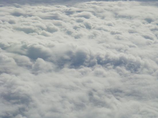 Dichte Wolkenfelder über dem Atlantik...; so fliegen wir via Kanada, USA nach Mexiko...