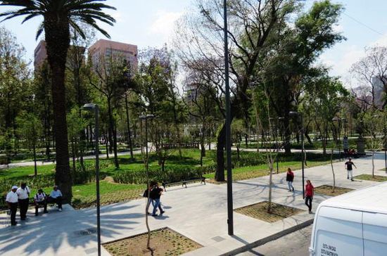 Promenade entlang dem Parco del Palacio de las Bellas Artes...