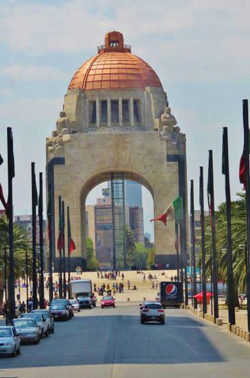 "El Monumento a la Revolución" an der Plaza de la República...