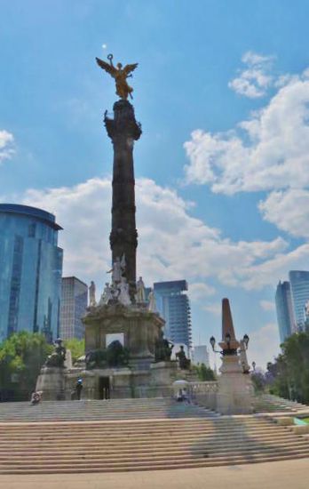 "Unabhängigkeitsdenkmal El Angel", ein Wahrzeichen Mexikos. Die 6,70 Meter hohe Statue stellt die Siegesgöttin Victoria dar...