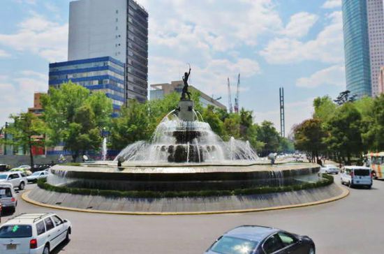 Einer der vielen Kreisel in der Paseo de la Reforma, die etwa 15 Kilometer lange und 60 Meter breite Straße in Mexiko City, die die Hauptverkehrsader in östlich-westlicher Richtung bildet. Zahlreiche Denkmäler und Kreisel stehen entlang dieser Hauptachse...