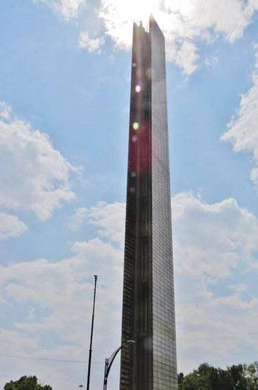 Der 225 m hohe Torre Mayor am Paseo de la Reforma ist das höchste Gebäude von Mexico City...