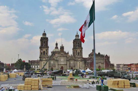 Auf dem Zócalo wird eine Ausstellung abgebaut. Blick auf die Catedral Metropolitana, die grösste und älteste Kirche Amerikas und Sitz des mexikanischen Erzbischofs...