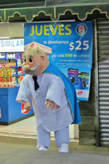 "Señor Kleinpreis" gehört auch dazu, soll auf die Apotheke aufmerksam machen...