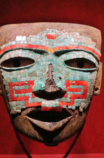 Maske mit Muschelverzierung
