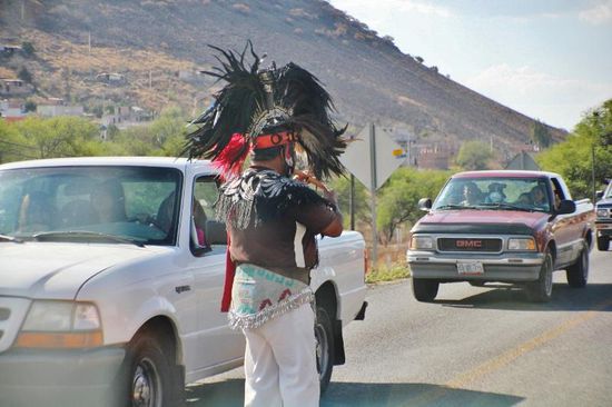 Das gibt's wohl nur in Mexico - mitten im dichten Verkehr spielt ein Indigener auf seiner Flöte...