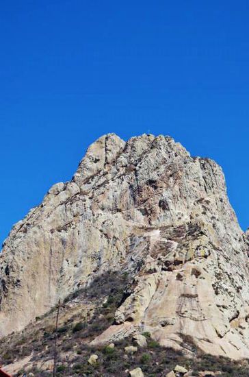 Der Monolith von Bernal...; 360 m hoch...; der 3. grösste Monolith der Welt...