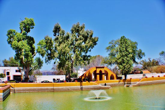 Pueblo Magico Cadereyta...; ein Teich verschönert das Ortsbild...