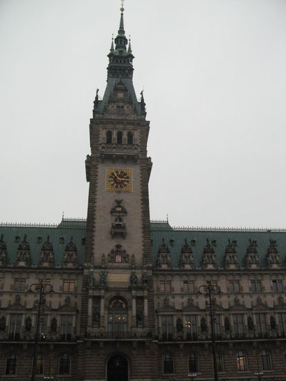 Wir sind bereits in der Stadt Hamburg, hier das Rathaus...
