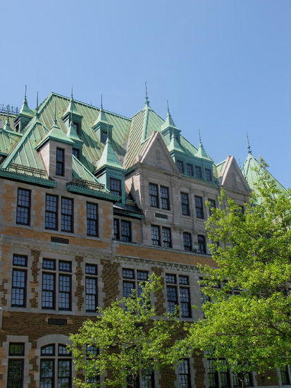 Wir beginnen unsern Stadtbummel am selben Ort wie gestern, beim Bahnhof...; interessant, auch hier die Giebel und Erker...
