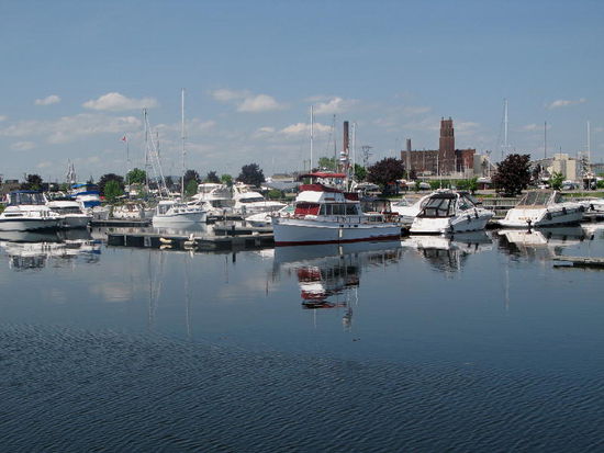Wir schlendern dem alten Hafen entlang...; es ist sehr heiss heute...; wohl über 30 °C...