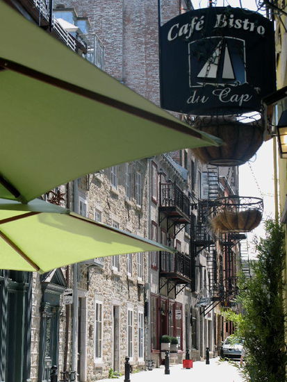 Rettung verspricht ein hübsches Bistro...; ein herrlicher Cappuccino weckt die Lebensgeister...