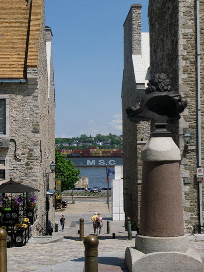 Beim Place Royale...; ein Frachter fährt auf dem St. Lorenz-Strom...; wir verziehen uns zuerst in ein Museum...; schauen uns einen Film 3-D an... und durchstreifen die geschichtlichen Vorgänge...; na, ja - Kathrin hat's gefallen, mir selber...