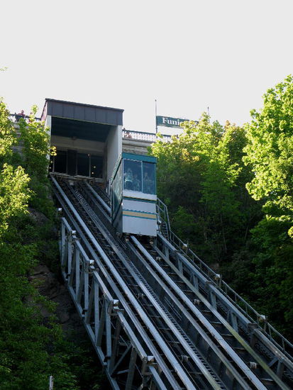 Die Bahn verbindet die Ober- mit der Unterstadt...