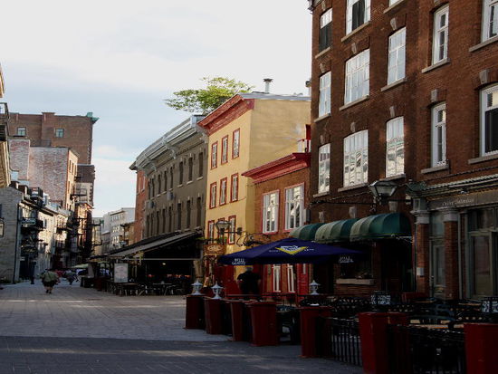 Blick zurück in die idyllischen Gassen...; so langsam macht sich Blei bemerkbar in den Füssen...; zudem haben wir noch Einkäufe zu erledigen...