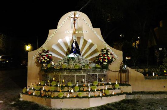 Nachtrag: Am Samstag vor dem Palmsonntag werden in der Stadt zu Ehren der Maria Virjen Dolorosa viele Altäre aufgebaut...; den Passanten werden überall Getränke und Speisen kostenlos abgegeben...