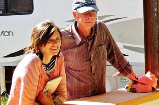 ...und Mariana, beide aus Deutschland, haben Künstler für ihr Projekt organisiert...; im Bild auch ihr Freund Robert aus Australien...
Mehr über das Projekt von Mariana und Michael