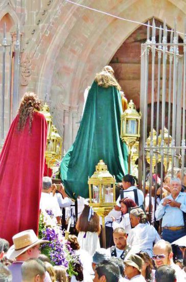 Die Statuen werden zurück zur Stadtkirche getragen...; tausende von Menschen haben die Strassen gesäumt...