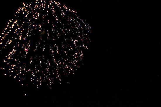 Das Feuerwerk wird immer wieder unterbrochen mit den Rufen:
"Christo vive!"