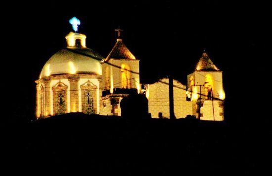 Die Iglesia San Antonio...; hier wird mit allen Glocken geläutet...; nachher werden vom Dach der Kirche weisse Luftballons runtergeworfen...