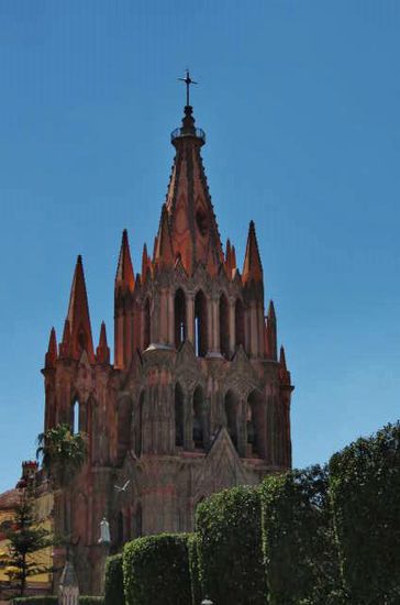 Anschliessend unternehmen wir einen ausgedehnten Stadtbummel...; hier nochmals die Parroquia San Miguel Arcángel...