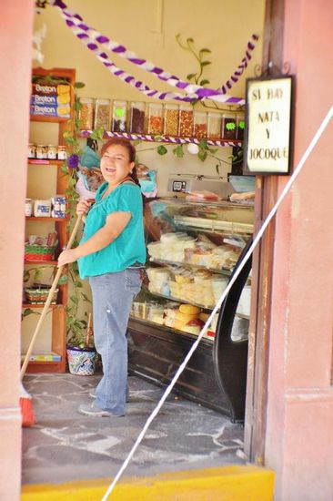 Im Vorbeifahren erwischt - die immer fröhliche Verkäuferin in der Molkerei...