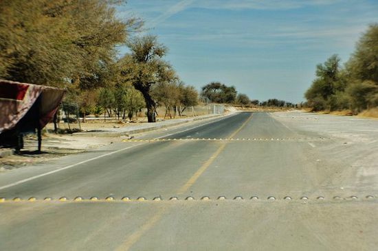 Die "lieben" Topes zur Verkehrsberuhigung...! Es gibt mehrere Sorten davon... 1. Die gut markierten... - kein Problem, 2. Die nicht markierten, aber doch noch sichtbaren... - mittleres Problem 3. die nicht markierten und sehr schwer zu sehenden Topes = grosses Problem...!
Für uns drängt die Zeit, wir fahren nach Queretaro...; leider ist der anvisierte CP voll belegt, daher werden wir abgewiesen und müssen 10km zurückfahren bis zum nächsten CP...