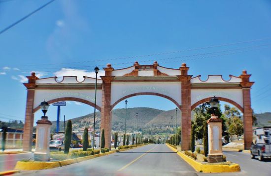 Pompöse Einfahrt in El Oro, ein weiteres Pueblo Magico...; man sieht sehr wohl, dass hier mal Gold geschürft wurde...