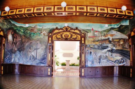 Der Eingangsbereich ist mit Fresken aus dem damaligen Leben bestückt...