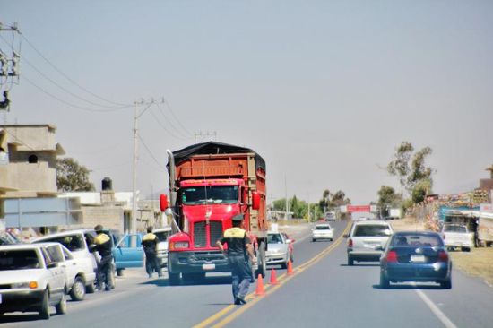 ...und geraten in eine Polizeikontrolle...; an uns Schweizern haben sie kein Interesse, wir werden durchgewunken...