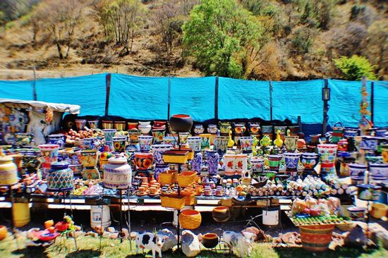 Am Strassenrand werden überall Töpferwaren verkauft...