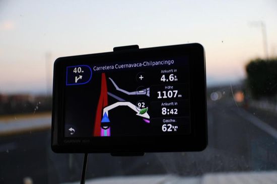 Wir sind kurz vor dem Ziel, nur leider ist das GPS zu ungenau und wir können die Gravelroad zum CP nicht finden...! Nach mehrmaligem Fragen stehen wir vor dem verschlossenen Tor und bitten um Einlass...; im CP gibt es ein herzhaftes Hallo durch die Familie Felder aus Entlebuch...; sie sind die längste Zeit hinter uns gefahren, durch unsern Schweiz-Aufenthalt haben sie uns schliesslich überholt...;
natürlich wird noch die längste Zeit gequatscht...! Sie sind morgen zu einem Brunch bei Meiers aus Finsterwald eingeladen - und wenn wir Lust hätten, wären wir auch herzlich eingeladen...! Sehr gerne nehmen wir die Einladung an....