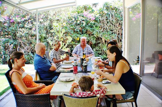 Dabei wird diskutiert und nach gemeinsamen Bekannten geforscht...