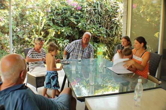 Verena und Maurus bewirten uns an diesem Tag vom Feinsten...! Ganz, ganz herzlichen Dank für alles...
Maurus erwähnt im Gespräch, dass in der Siedlung eine Ferienwohnung für Gäste gemietet werden könne...; 
da Marco für sein Auto auf ein Ersatzteil wartet und der CP sich doch ca. 30 km ausserhalb der Stadt befindet, beschliessen wir nach ausgiebiger Diskussion in das Ferienhaus einzuziehen...; fast 2 Wochen leben wir hier zusammen mit Felders als Patchwork-Familie...