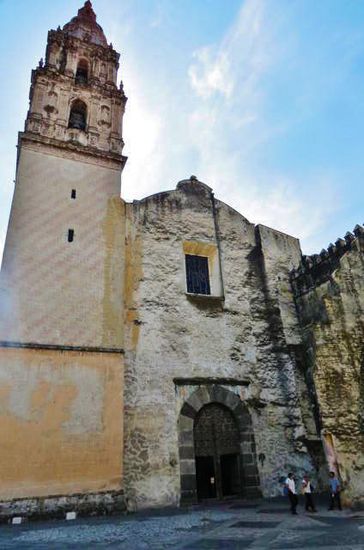 ...aber auch als Festung oder Verteidigungsbollwerk...
Mehr über Cuernavaca