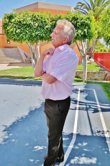 Dank der Vermittlung von Maurus Meier haben wir die Möglichkeit, die Schweizer Schule in Cuernavaca zu besuchen...; der Direktor Christian Zwingli führt uns durch die Anlagen und erklärt uns eingehend das Schulsystem...
