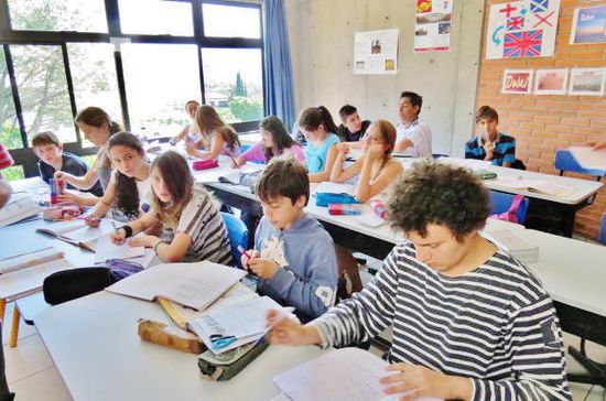 Mehr über die Schweizer Schulen
Persönliche Anmerkung:
Wir sind erstaunt über die straffe Führung der Schule...! Sie ist ein echtes Aushängeschild für die Schweiz und wenn ich an die schul-politischen Auseinandersetzungen in der Schweiz denke...?
Hier an der Schweizer Schule verlassen die Kinder die Schule 4-sprachig: Spanisch, Deutsch, Französisch und Englisch...; die jeweiligen Lehrer unterrichten in ihrer Muttersprache...; zusätzlich kann an der Oberstufe das Freifach Chinesisch belegt werden...;
dieses System sollte auch in der Schweiz umgesetzt werden... -
Nachahmung wärmstens empfohlen...