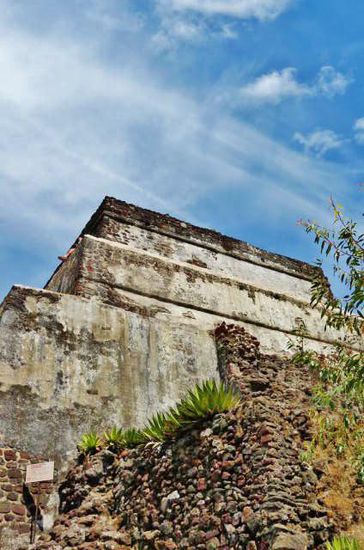 Vor uns liegt die Piramide Tepozteco...