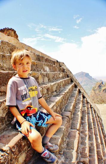 Ivica auf den steilen Stufen der Piramide...