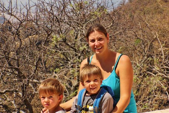 Die Felder-Family rastet bei der Piramide...