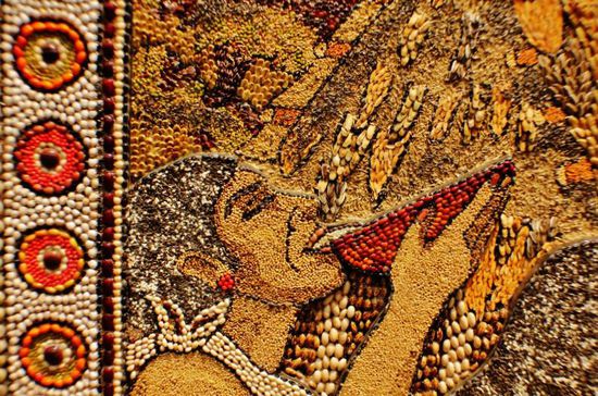 Jedes Jahr "säen" örtliche Künstler in der ersten Septemberwoche aus sechzig verschiedenen Samensorten ein neues Wandbild...