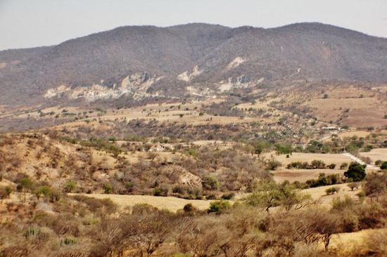 Auf der Autobahn fahren wir durch die Berge Richtung Acapulco...; die Fahrt dauert gute 4 1/2 Stunden...