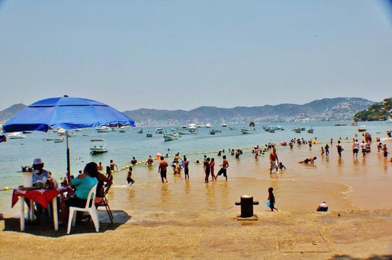 Und wenn man sich umdreht, hat man die freie Sicht zum Strand und Hafen...